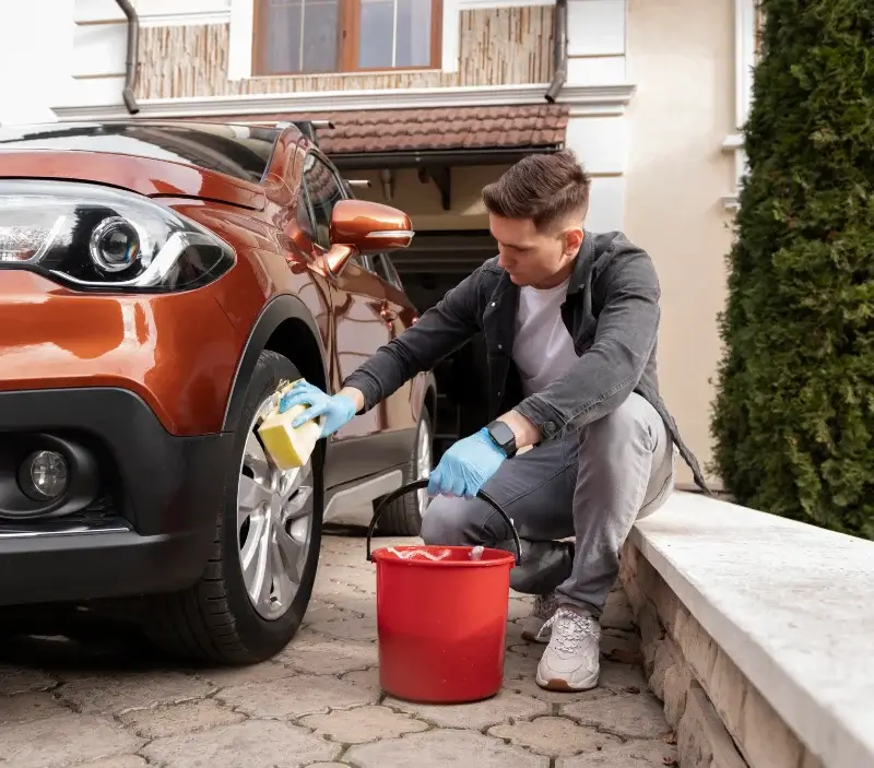 Lavage auto à domicile Monts-de-Randon : professionnel intervenant sur un véhicule